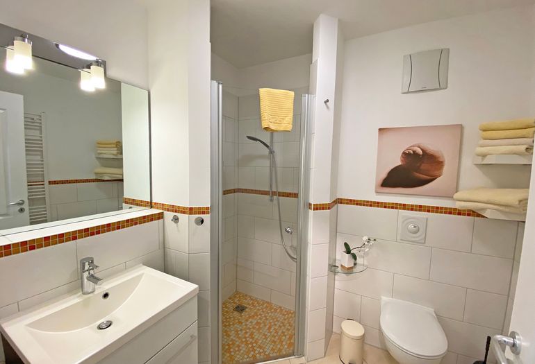 Badezimmer mit Waschbecken und WC