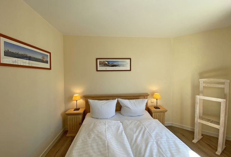 Schlafzimmer mit Doppelbett und Herrendiener