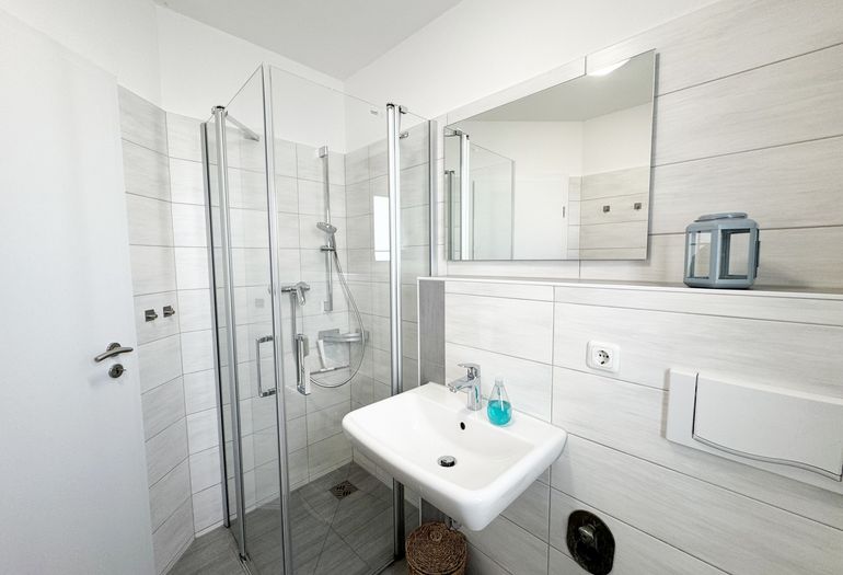 Badezimmer mit ebenerdiger Dusche