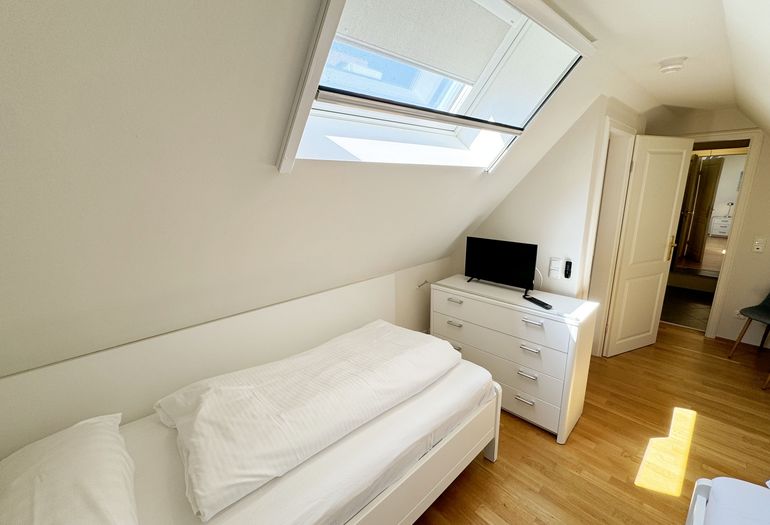 2. Schlafzimmer mit TV