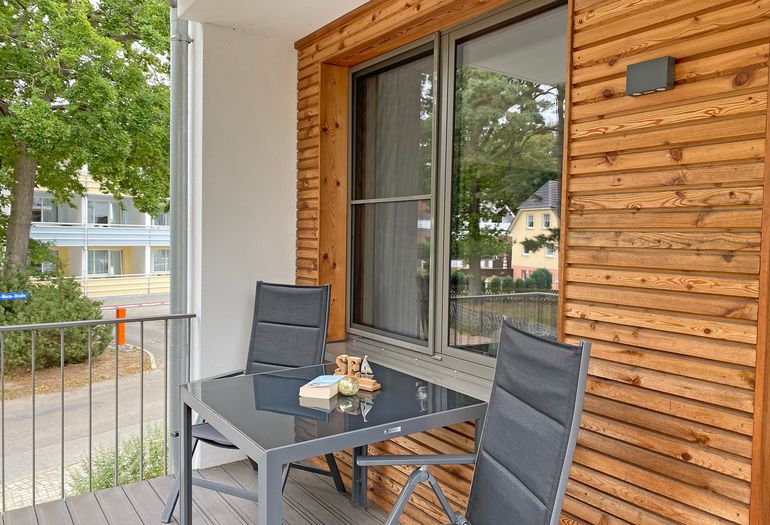 bestuhlter Balkon in ruhiger Lage