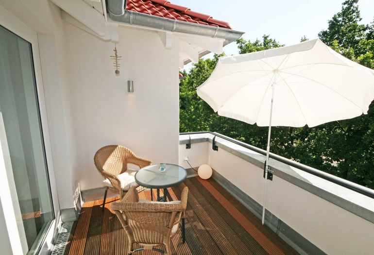 Gemütliche Dachterrasse mit Stühlen