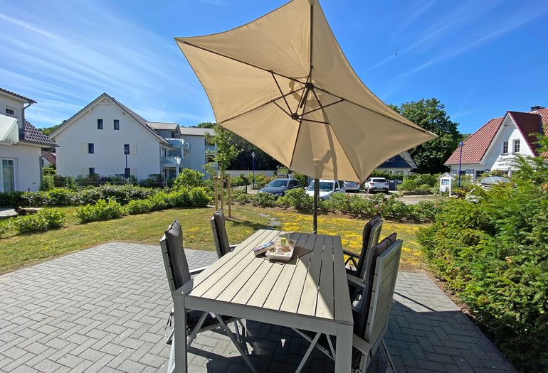 bestuhlte Terrasse mit Sonnenschirm