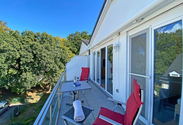 bestuhlter Balkon mit Blick ins Grüne