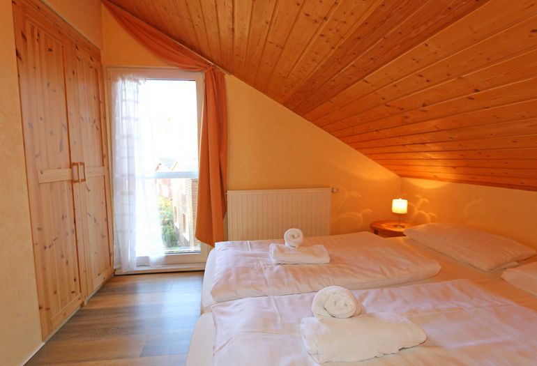 2. Schlafzimmer mit großem Kleiderschrank 2. Schlafzimmer mit großem Kleiderschrank