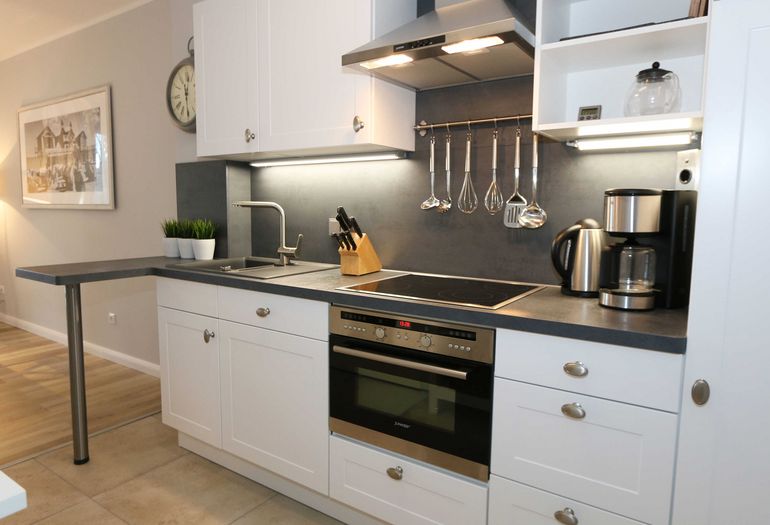 moderne Küchenzeile voll ausgestattet