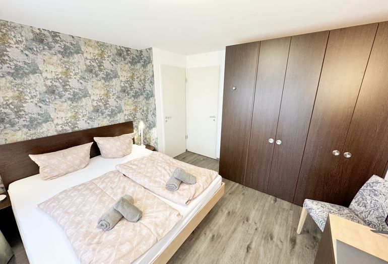 Wohnbereich mit großzügigem Kleiderschrank Wohnbereich mit großzügigem Kleiderschrank