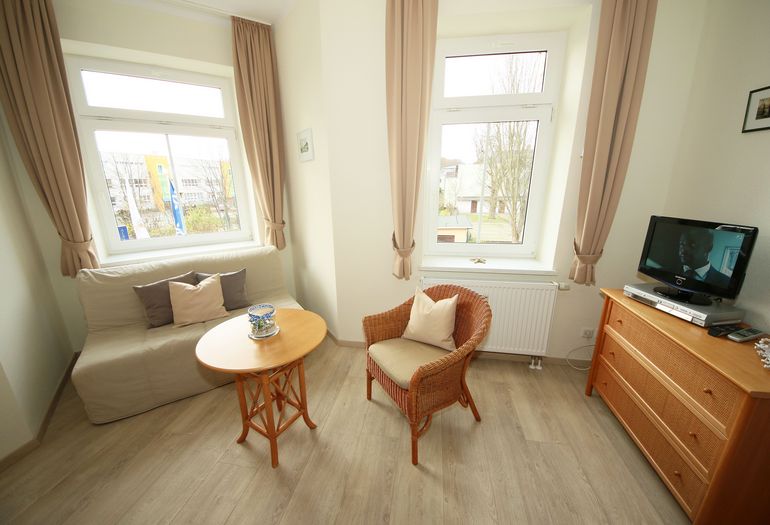 1. Schlafzimmer mit TV