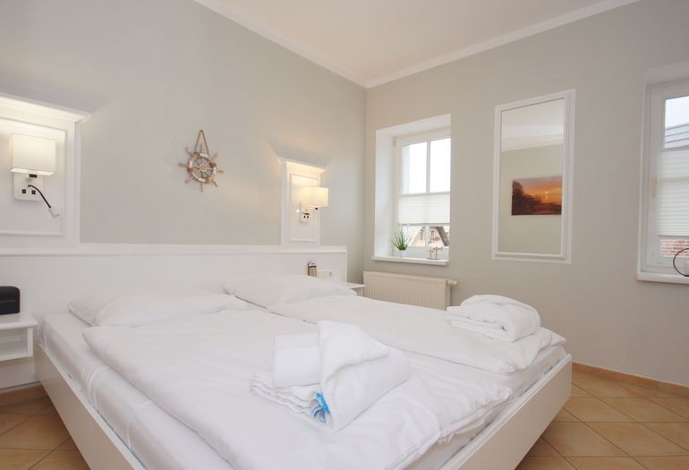 Schlafzimmer mit Doppelbett