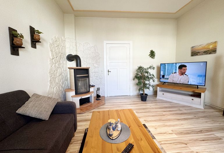 gemütliches Wohnzimmer mit Smart-TV