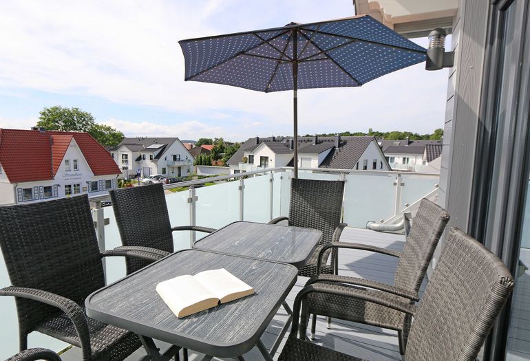 bestuhlter Balkon mit Sonnenschirm