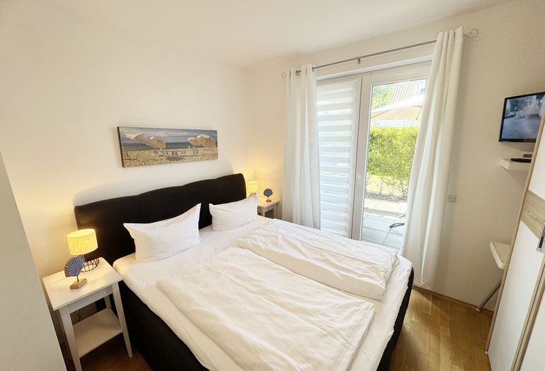 1.Schlafzimmer mit Doppelbett und Flachbild-TV 1.Schlafzimmer mit Doppelbett und Flachbild-TV