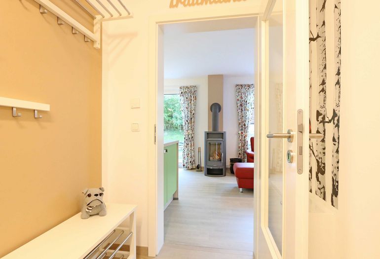 Eingangsbereich mit Blick in das Wohnzimmer Eingangsbereich mit Blick in das Wohnzimmer