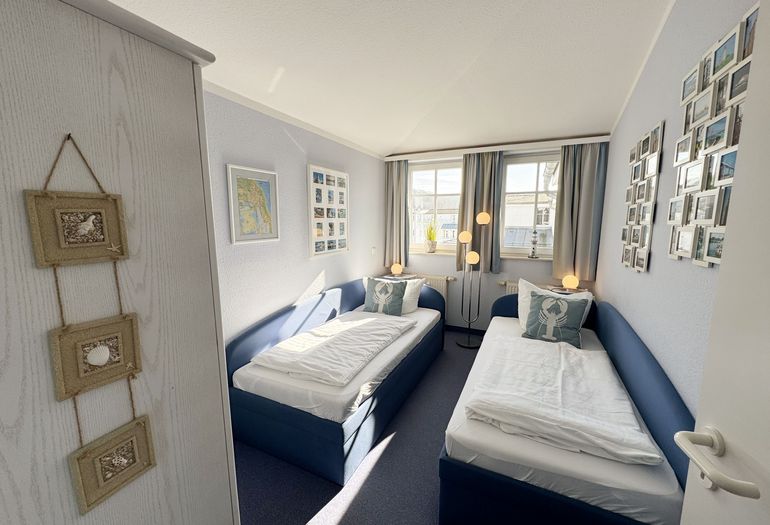 Seepark Sellin Haus Baabe - 2. Schlafzimmer mit zwei einzelnen Schlafgelegenheiten und Kleiderschrank