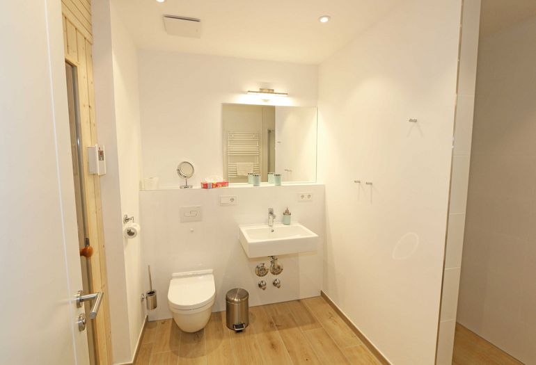 Duschbad mit WC und Waschbecken