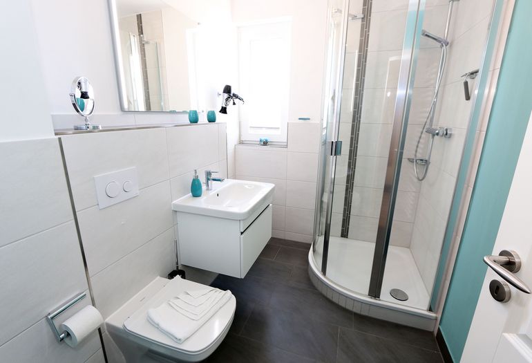 Tageslicht Bad mit flachem Duscheinstieg