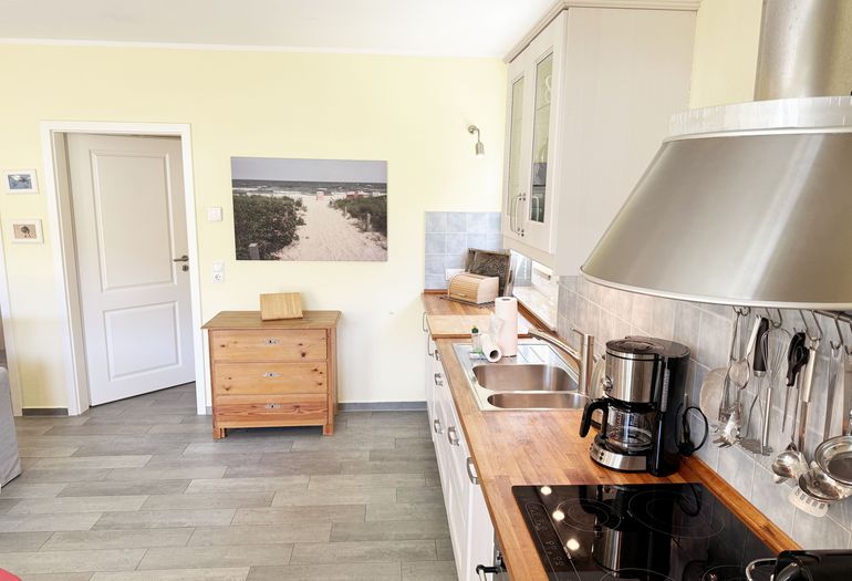 moderne Küchenzeile mit diversen Küchenutensilien moderne Küchenzeile mit diversen Küchenutensilien