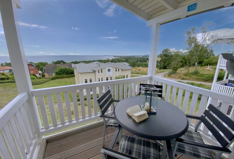 bestuhlter Balkon mit weitem Blick