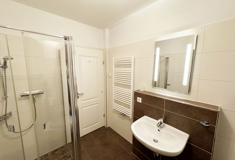 Badezimmer mit ebenerdiger Dusche