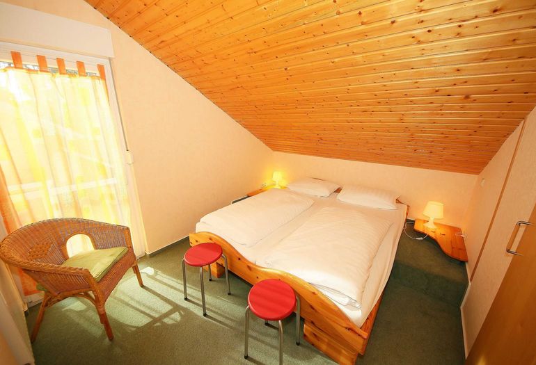 1. Schlafzimmer mit Doppelbett und Kleiderschrank