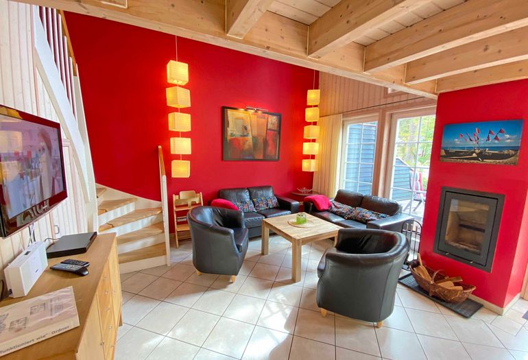 Wohnzimmer mit Kamin und Couch