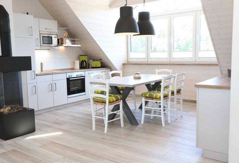 Küchenzeile mit Esstisch