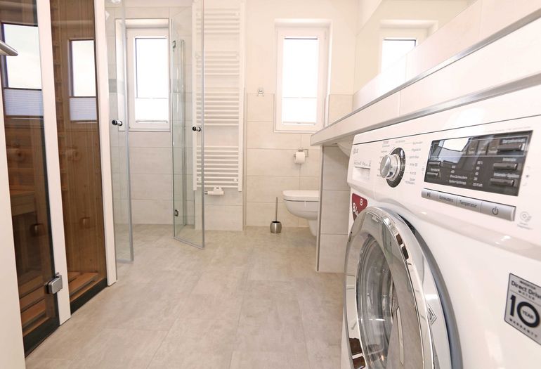 großes Badezimmer mit Waschmaschine