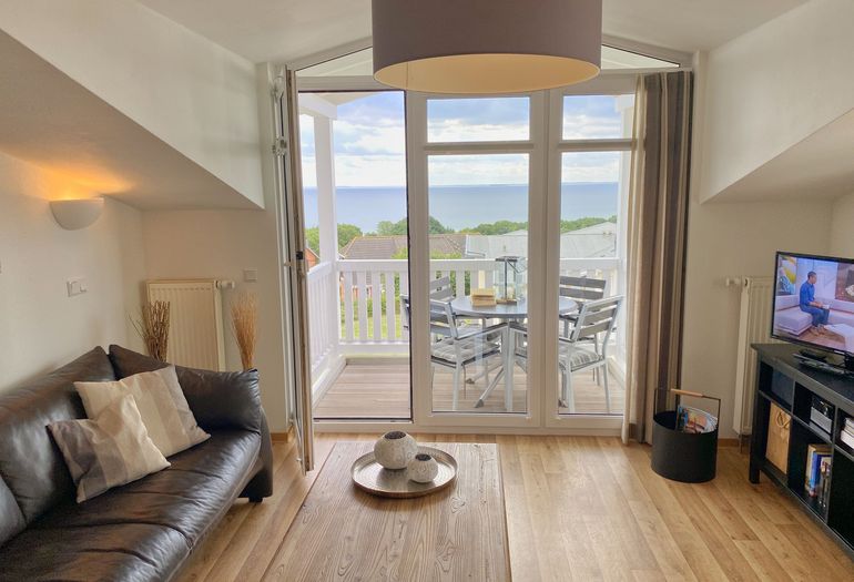 Wohnzimmer mit Blick zum Balkon