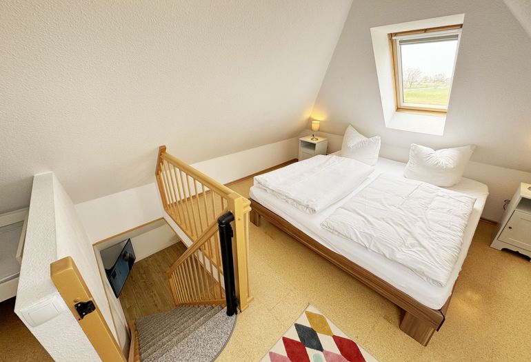 2. Schlafzimmer im Dachgeschoss 2. Schlafzimmer im Dachgeschoss
