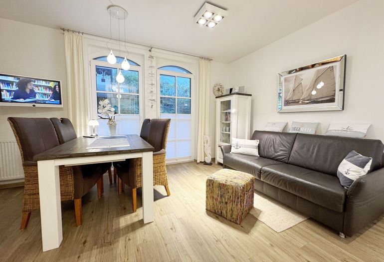 Essbereich mit Blick zur Terrasse