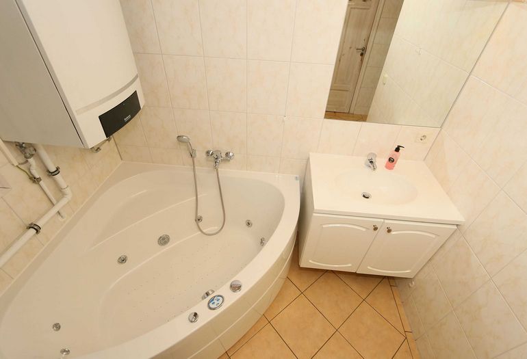Badezimmer mit Whirlpool im Erdgeschoss