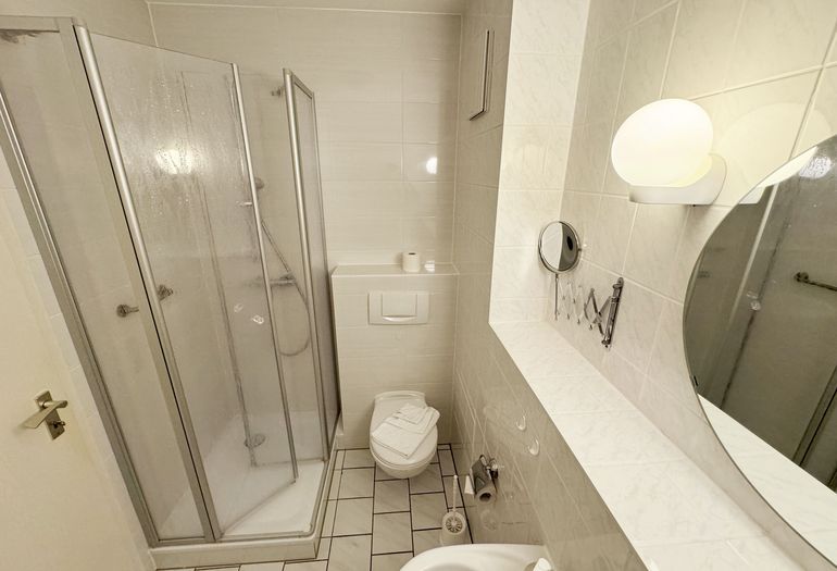 Villa Störtebeker Whg. 05 - Bad mit WC, Dusche und Waschtisch Villa Störtebeker Whg. 05 - Bad mit WC, Dusche und Waschtisch