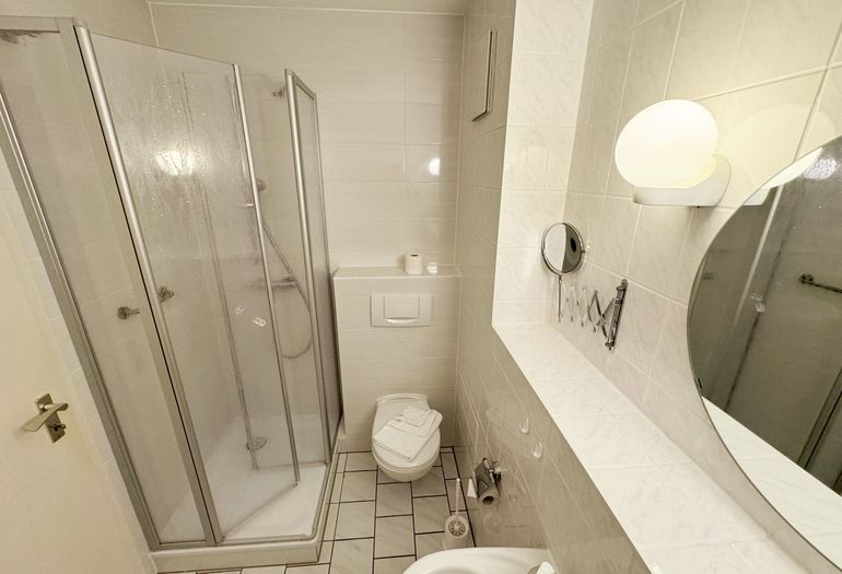 Villa Störtebeker Whg. 05 - Bad mit WC, Dusche und Waschtisch Villa Störtebeker Whg. 05 - Bad mit WC, Dusche und Waschtisch