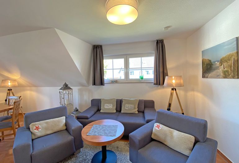 Wohnzimmer mit gemütlicher Sitzgarnitur Wohnzimmer mit gemütlicher Sitzgarnitur