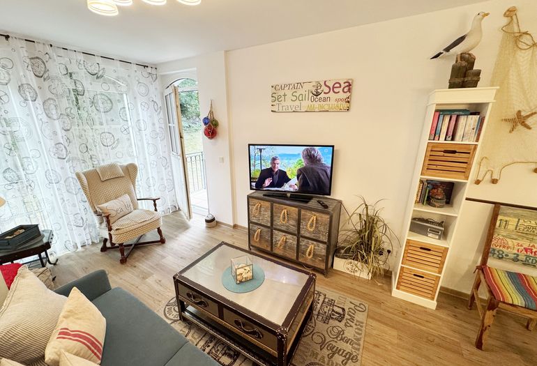 gemütlicher Wohnbereich mit Flachbild-TV