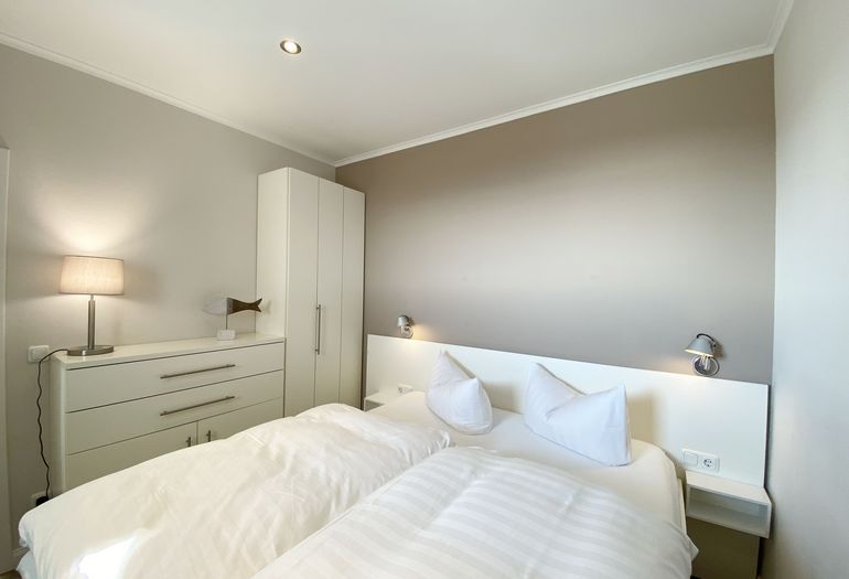 1. Schlafzimmer mit Kommode