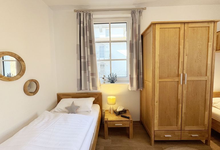 2. Schlafzimmer mit 2 Einzelbetten