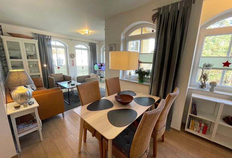 Esstisch mit Blick ins Wohnzimmer Esstisch mit Blick ins Wohnzimmer