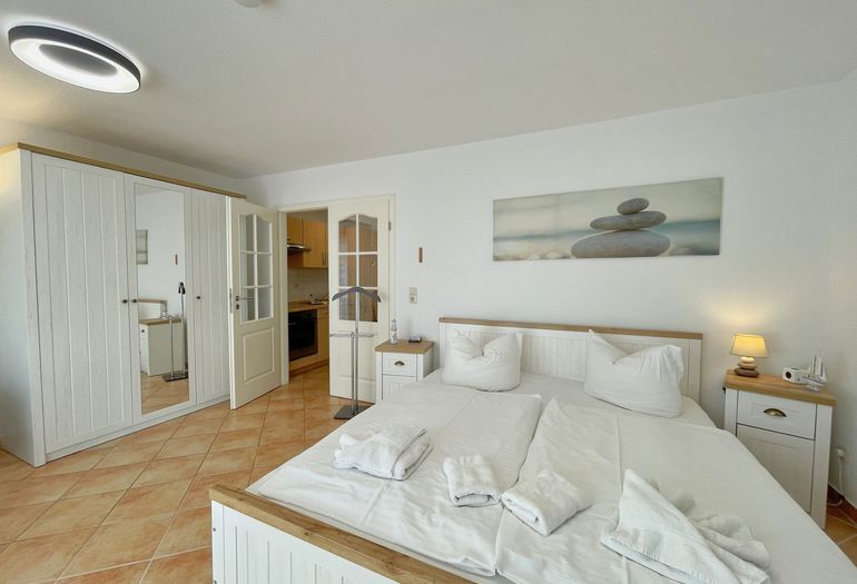 Schlafbereich mit Kleiderschrank