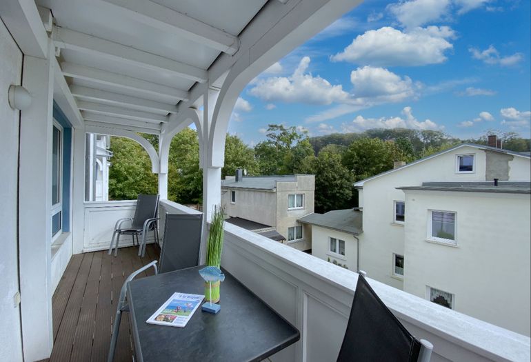 bestuhlter Balkon in ruhiger Lage bestuhlter Balkon in ruhiger Lage