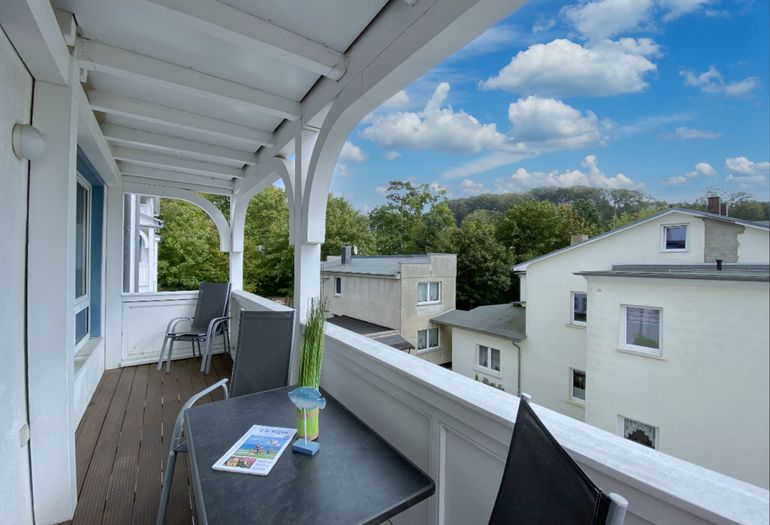 bestuhlter Balkon in ruhiger Lage