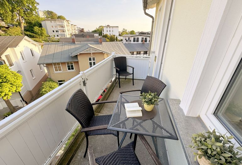 Balkon mit Blickrichtung über die Dächer
