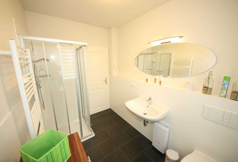 Badezimmer mit Dusche Badezimmer mit Dusche