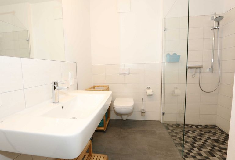 modernes Badezimmer mit Dusche