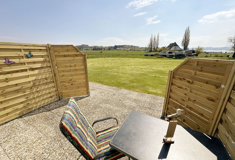 Terrasse mit Blick auf die Wiese