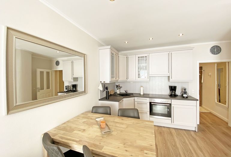 Küche mit Esstisch für gemeinsames Essen