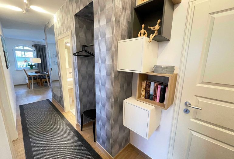 Flurbereich mit kleinem Bücheregal