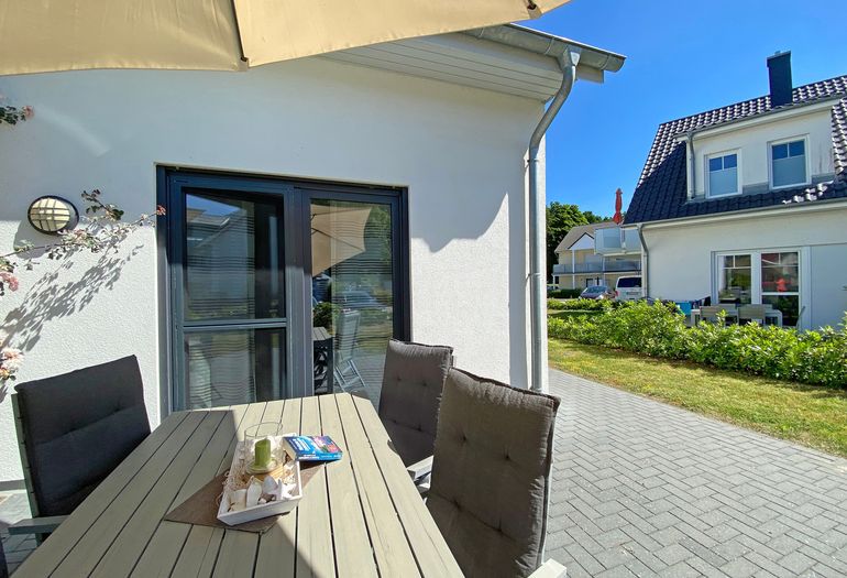 bestuhlte Terrasse mit Garten