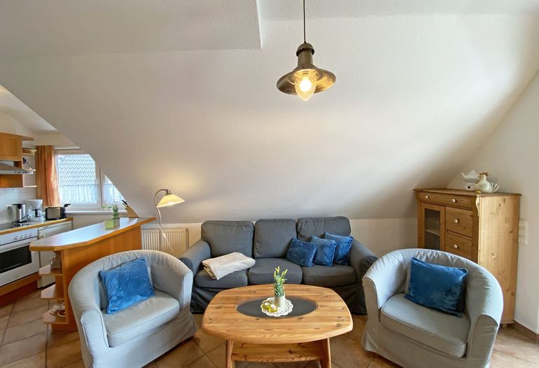 gemütliche Couch mit zwei Sessel