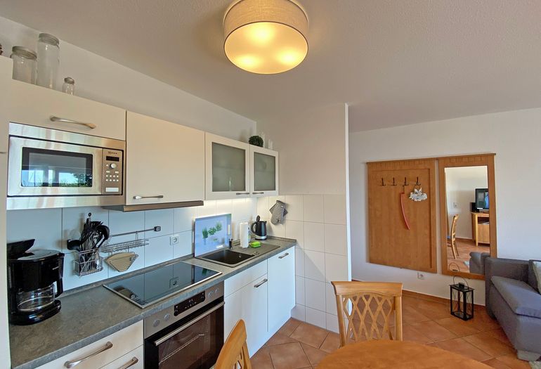 Küchenzeile mit allem was benötigt wird